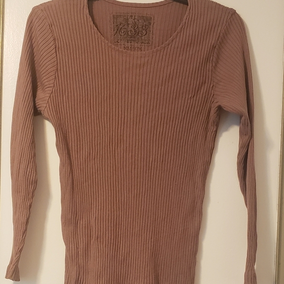 Long sleeved shirt. - Picture 1 of 3